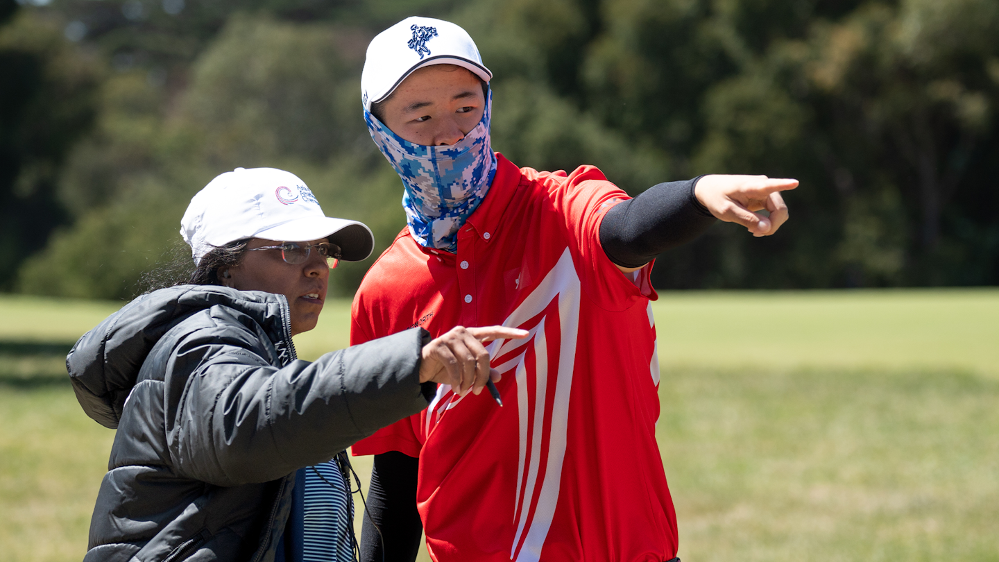 Alex Yang of Hong Kong, China, speaks with rules official Munazza Shaheen during the final round